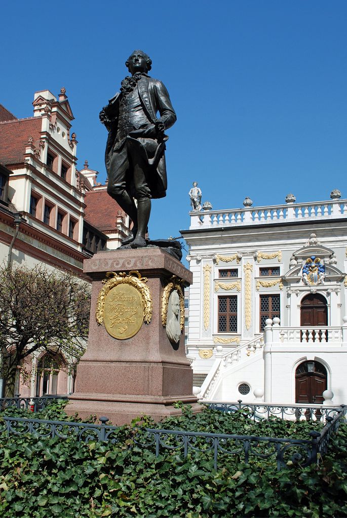 Stadtfuehrung-Leipzig-Goethedenkmal-auf-dem-Naschmarkt.jpg