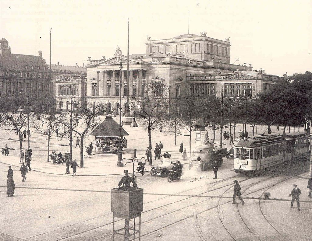 Stadtfuehrung-Leipzig-Augustusplatz-1930.JPG