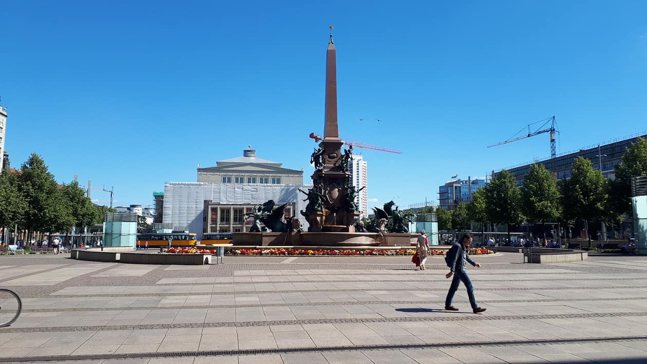Mendebrunnen und Oper.jpg